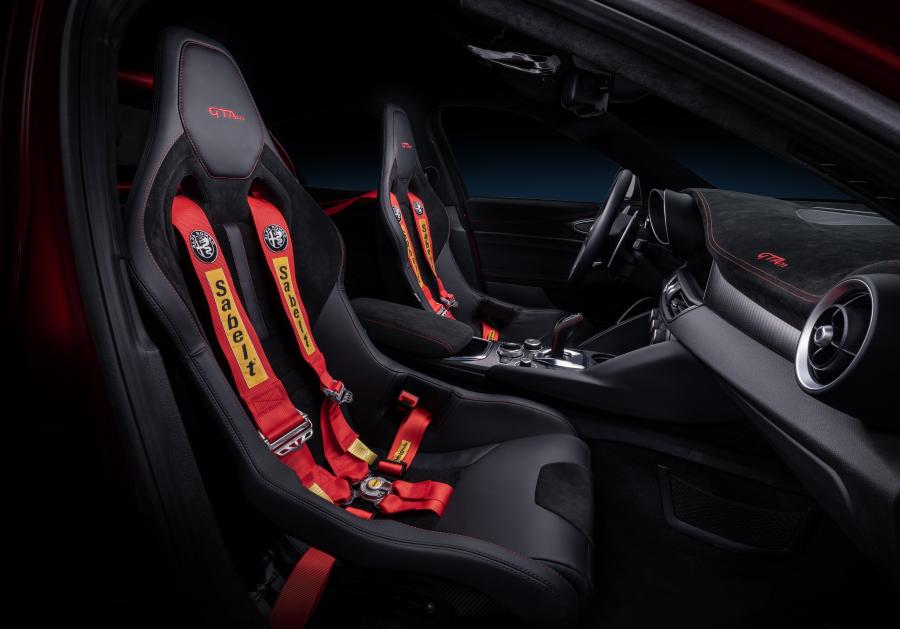 Интерьер Alfa Romeo Giulia GTAm (952) 2020 года  (фото 12 из 59)